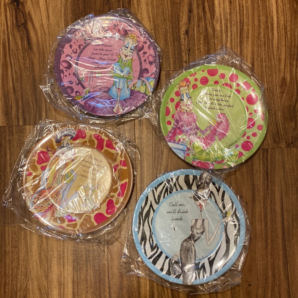 NIB Decorative Plates & Napkin Set